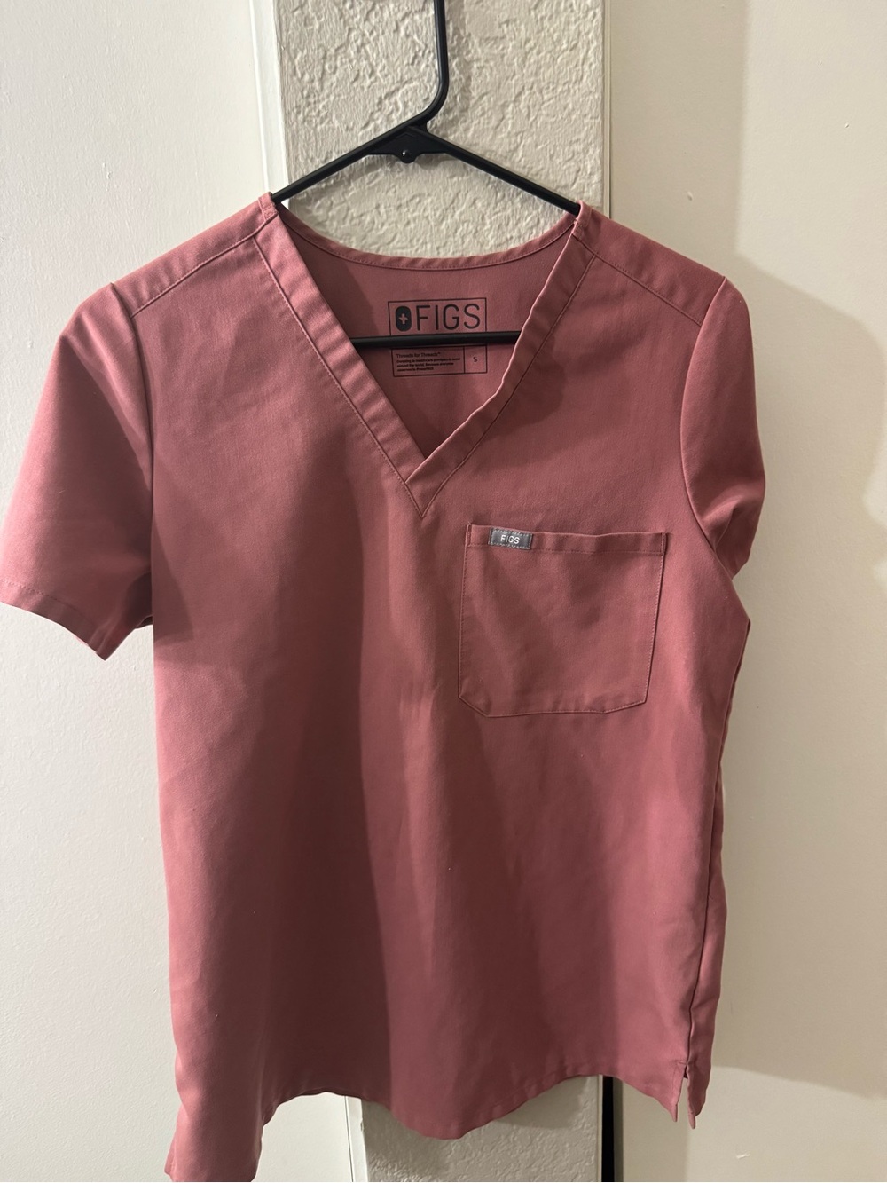 Figs women’s mauve scrub top